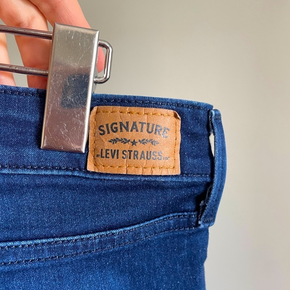 Signature Levi Strauss High Rise Super Skinny Shaping Jeans Size 4 in Dark Blue - Picture 4 of 5